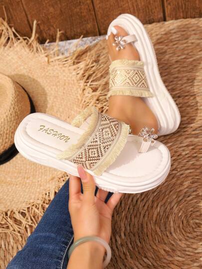 Sandalias de mujer con decoración de flor de cristal, diseño de tiras trenzadas con borlas, suela gruesa, estilo de vacaciones de verano con parte superior de tela beige y suela suave y cómoda