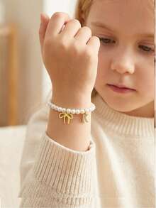 1 pieza Brazalete de perlas ABS elegante y de moda con decoraciones de lazo y colgante con letra, accesorio de joyería para niños, decoración para fiesta de cumpleaños - Blanco - Ver 1