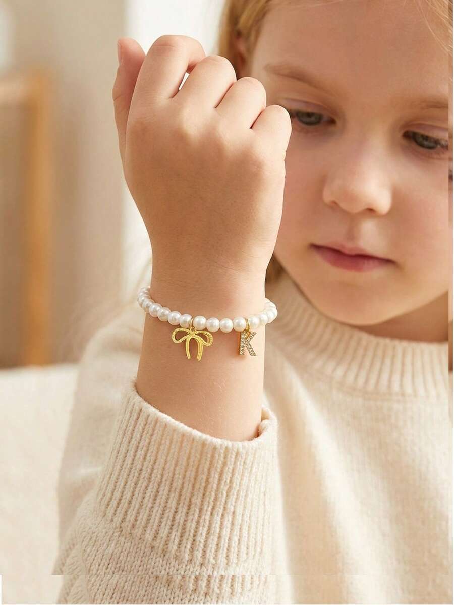 1 pieza Brazalete de perlas ABS elegante y de moda con decoraciones de lazo y colgante con letra, accesorio de joyería para niños, decoración para fiesta de cumpleaños - Blanco - Ver 1