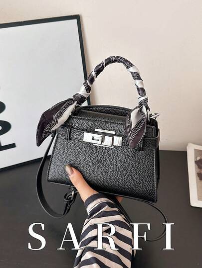 Bu modern klasik tarzda kadın el çantası, metal omuz askısı, zarif fular benzeri bağlama tasarımı ve sade ama şık dokulu deri malzemesiyle öne çıkıyor. Ayarlanabilir askısı sayesinde alışveriş veya dışarı çıkarken mükemmel bir çapraz askılı çanta olup, hafif yapısıyla telefonunuzu taşımanızı kolaylaştırır. Su geçirmez PU malzemeden üretilmiş ve klasik manyetik çıtçıtlı kapama özelliğine sahip olan bu çanta, arkadaşlarınıza ve ailenize hediye etmek, buluşmalarda, işe gidip gelirken veya iş seyahatlerinde ideal bir seçimdir.