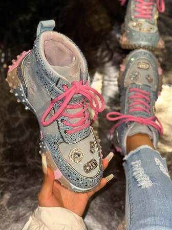 ¡Estos zapatos son el ícono de la moda para niñas dulces y encantadoras! Brillan con el esplendor de los cuerpos celestes caídos, los cordones de color rosa neón aportan una energía vibrante, mientras que los accesorios retro resaltan un estilo elegante único. Ya sea que se combinen con vaqueros desgastados para un look de estilo callejero o con vestidos para una estética dulce y encantadora, pueden elevar instantáneamente el estilo general, convirtiendo cada paso en un ritmo de moda que atrae la atención.