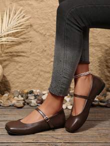 Zapatos Mary Jane planos de plata franceses nuevos de otoño 2025, punta cuadrada, tacón plano, cierre con hebilla