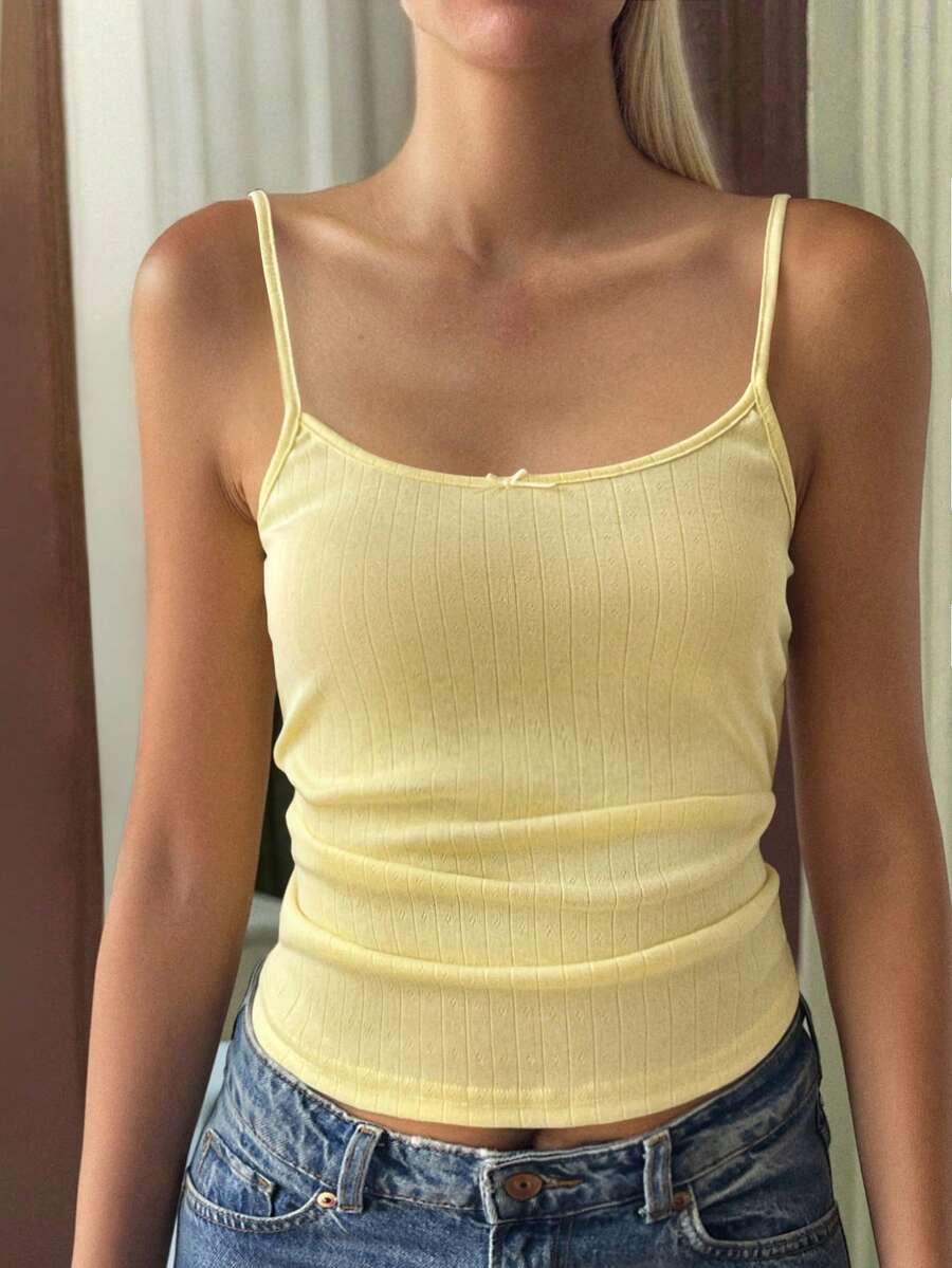 Y2K风格蝴蝶装饰露背奶油黄短款上衣，适合居家、休闲穿着，是春季和情人节的理想之选。