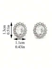 一对银色优雅奢华几何蛋形水钻耳钉，适合年轻女孩日常佩戴和节日佩戴