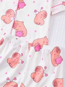 两件套儿童可爱休闲睡衣套装，粉色小猪印花柔软短袖上衣和短裤，可爱的水豚爱心印花图案，适合儿童派对、日常穿着和居家穿着，是送给孩子的绝佳礼物。 - 白色 - 查看 5