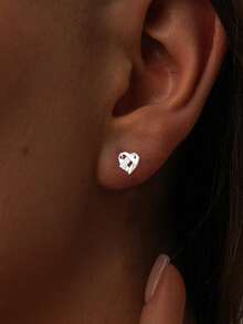 一对S925纯银心形耳环 - 韩式风格，独特设计。适合女性佩戴，日常佩戴的理想之选，也是送给女友、母亲和姐妹的完美礼物。