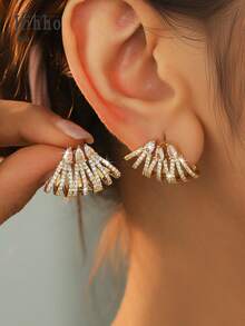 一对优雅的镶钻扇形耳钉，设计精致，适合搭配晚礼服、婚礼、派对和节日服装。