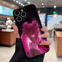 Chica anime de pelo rosa abrazando a un gato blanco y esponjoso. Esta elegante funda es compatible con los modelos  17, 16, 15, 14 Pro Max, 13, 12, 11, XR y XS Plus. Fabricada en silicona TPU, ofrece protección contra golpes y caídas, además de una sensación superior. Es un regalo ideal para familiares, amigos y seres queridos, y una opción perfecta para Año Nuevo. - Negro - Ver 1