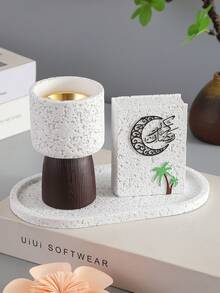 一套精美的中东风格香炉套装，饰以阿拉伯书法，这款多功能作品可用作时尚的家居装饰品、香薰机、斋月香炉以及斋月期间优雅的桌面摆件。