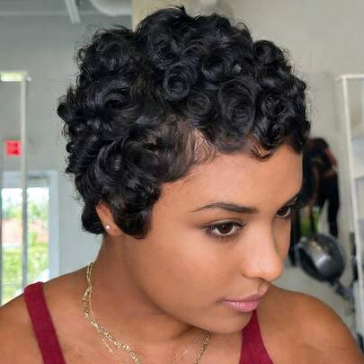 6 tum 150 % densitet Naturlig svart färg Maskintillverkad peruk av äkta hår Dagligen fest Cosplay Användning Pixie Cut Kort lockig peruk av äkta hår För kvinnor