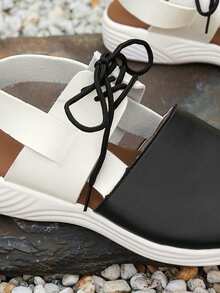 女士双色系带舒适坡跟凉鞋，适合夏季穿着，大码可选 - 黑與白 - 查看 5