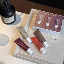 四支装润唇膏套装，四种口味，蕴含玻尿酸和维生素E，保湿丰盈，透明色，不粘腻，纯素配方，唇部护理，适合干燥唇部，日常使用。