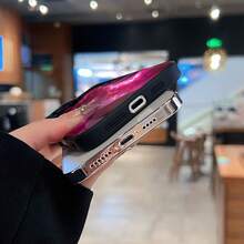 Chica anime de pelo rosa abrazando a un gato blanco y esponjoso. Esta elegante funda es compatible con los modelos  17, 16, 15, 14 Pro Max, 13, 12, 11, XR y XS Plus. Fabricada en silicona TPU, ofrece protección contra golpes y caídas, además de una sensación superior. Es un regalo ideal para familiares, amigos y seres queridos, y una opción perfecta para Año Nuevo. - Negro - Ver 5