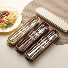 3件套不锈钢餐具，奶油色便携式餐具收纳盒，适合学生和上班族使用，包括勺子、叉子和筷子。
