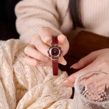 1 Stück Damen Rote modische blütenförmige kreative Nische hochwertige minimalistische exquisite Lederband Quarzuhr, geeignet für tägliche Dekoration