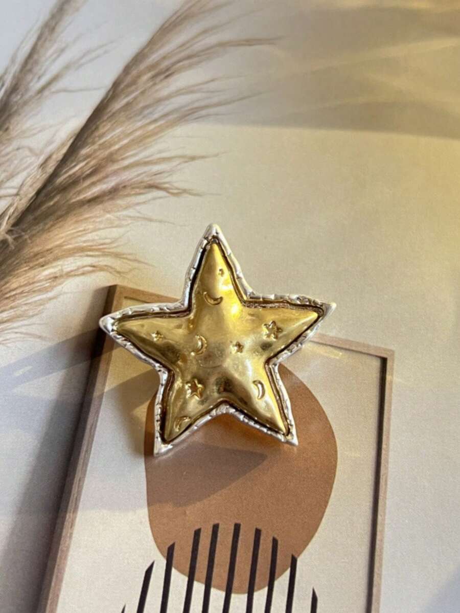 1枚复古星月元素珐琅胸针，金色金属徽章胸针，适合作为学生背包/服装装饰、配饰，也是送给同学、朋友、家人的理想礼物，是返校季的完美之选。 - 金色 - 查看 1