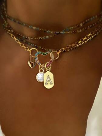 이 STYLEVER 단일 조각 골드 레터 하트 모양 걸쇠 목걸이는 부드러운 이중 구멍 체인과 스테인리스 스틸 체인과 함께 직장, 일상 생활, 파티, 연회 및 무용에 착용하기에 적합합니다. 독특하고 고급스러운 여성용 목걸이입니다.