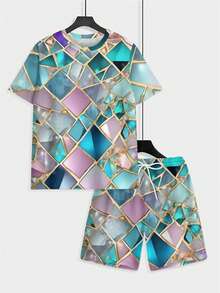 Two Eye-Catching Men's Art Exhibition Set Featuring A Pink, Blue, And Gold Crystal-Patterned Woven Fabric With A Glass-Like Texture, Perfect For Summer. Also Includes Short-Sleeved Beach Shorts And A Pink, Blue, And Gold Glass-Patterned Design. - 彩色 - 查看 6