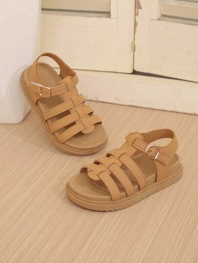 这款最新款夏季儿童纽扣装饰魔术贴凉鞋，棕色设计，是日常出行、校园生活和暑假旅行的绝佳选择。它可以轻松搭配各种服装，打造舒适休闲的造型。女童凉鞋，女童鞋，儿童凉鞋，凉鞋，童鞋