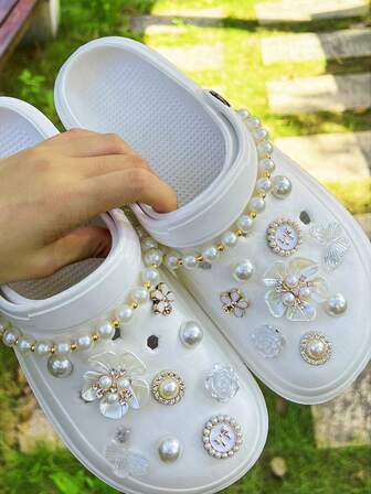 20pcs DIY Garden Shoe Flowers - Artificial Pearl Chain, Gold Rhinestone Camellia, 3D Cute Butterfly Shoe Clips, Detachable Decorative Buttons, Suitable For Beach Shoes, Hollow Shoes, All Seasons. Great Holiday Gift