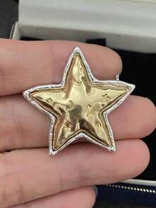 1枚复古星月元素珐琅胸针，金色金属徽章胸针，适合作为学生背包/服装装饰、配饰，也是送给同学、朋友、家人的理想礼物，是返校季的完美之选。 - 金色 - 查看 4