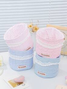 1个精美浅蓝色3D蕾丝收纳篮，非常适合桌面收纳，可存放口红、化妆刷和护肤品等。它既是桌面装饰品，也是化妆品收纳盒、便携式野餐篮、情人节礼物和浴室收纳用品。 - 彩色 - 查看 1