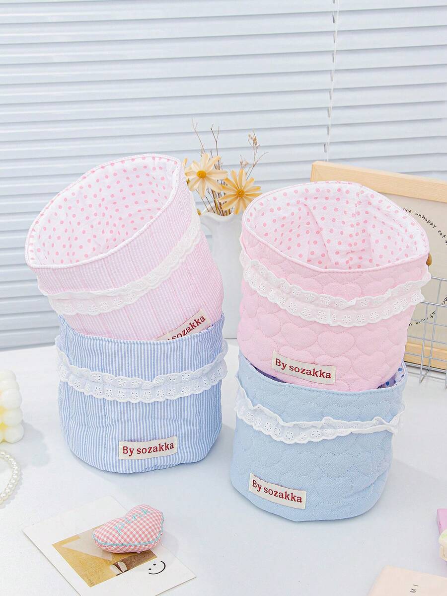 1个精美浅蓝色3D蕾丝收纳篮，非常适合桌面收纳，可存放口红、化妆刷和护肤品等。它既是桌面装饰品，也是化妆品收纳盒、便携式野餐篮、情人节礼物和浴室收纳用品。 - 彩色 - 查看 1