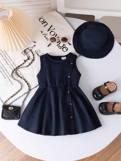 女婴夏季时尚优雅学院风休闲圆领无袖侧扣豹纹连衣裙搭配渔夫帽套装，适合度假、上学、通勤、户外活动、派对等场合。