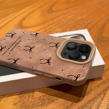 1个卡其色绒面革蝴蝶结波点英文图案极简复古手机壳，兼容 16/15/14/13/12/11系列 - 卡其色 - 查看 5