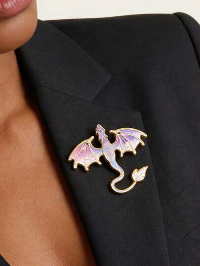 1 st tecknad drake emaljnål - söt drakebrosch med rosa och gyllene accenter, hållbar zinklegering, mångsidig klädaccessoar, perfekt för ryggsäckar, väskor, slag och presenter, födelsedagspresent