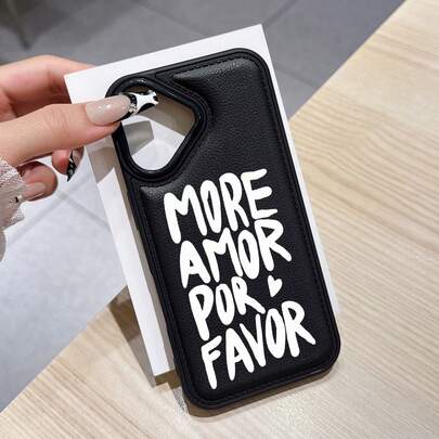 “More Amor Por Favor”皮革纹理手机壳，兼容 11/11 Pro/11 Pro Max、12/12 Pro/12 Pro Max、13/13 Pro/13 Pro Max、14/14 Pro/14 Pro Max、15/15 Pro/15 Pro Max、16/16 Pro/16 Pro Max、17/17 Pro/17 Pro Max及其他热门机型。材质与设计：采用皮革纹理材质，黑色底，白色“MORE AMOR POR FAVOR”字样。