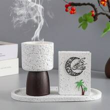 一套精美的中东风格香炉套装，饰以阿拉伯书法，这款多功能作品可用作时尚的家居装饰品、香薰机、斋月香炉以及斋月期间优雅的桌面摆件。