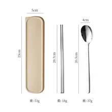 3件套不锈钢餐具，奶油色便携式餐具收纳盒，适合学生和上班族使用，包括勺子、叉子和筷子。