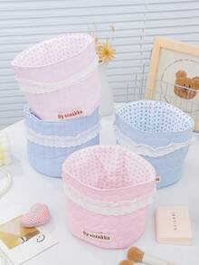 1个精美浅蓝色3D蕾丝收纳篮，非常适合桌面收纳，可存放口红、化妆刷和护肤品等。它既是桌面装饰品，也是化妆品收纳盒、便携式野餐篮、情人节礼物和浴室收纳用品。 - 彩色 - 查看 2