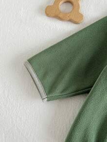 绿色拉链翻领外套，休闲风格，保暖面料，恐龙卡通图案，撞色滚边设计，适合秋冬季穿着。 - 綠色 - 查看 7