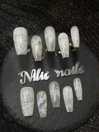 10-pack Coffin akryl press-on naglar, vit nagelkonst, handritad rosett och geometrisk mönsterdesign, Y2K-stil nagelkonst set perfekt för kvinnor och tjejer för vardag, fester, ceremonier och högtider (inkluderar: en bit gelélim och en friktionsremsa) nagelprylar