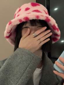 1顶情人节心形粉色毛绒渔夫帽，针织保暖冬帽，送给爱人和朋友的时尚礼物