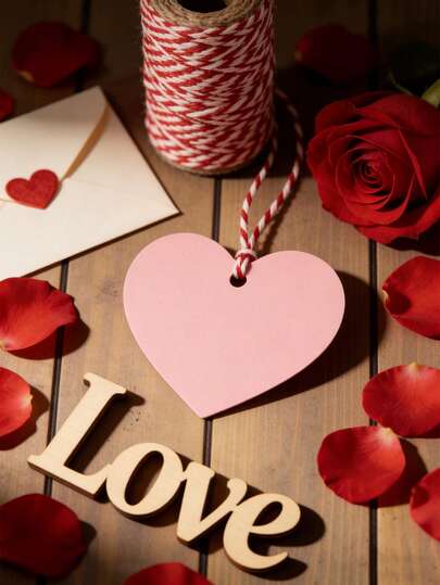1件浪漫情人节派对装饰情人节礼物标签套装DIY情人节手工套装 - 红色玫瑰花瓣，可用于周年纪念婚礼餐桌装饰；爱心木质标牌和玫瑰花瓣，可用于DIY手工制作婚礼派对回礼；棉绳卷字母，可用于个性化礼品包装