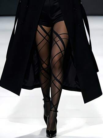 Eleganta asymmetriska strumpbyxor med diamantmönster i plusstorlek för kvinnor, svarta, hög elasticitet, lämpliga för alla årstider. Dessa tunna strumpbyxor i plusstorlek är mångsidiga och kan kombineras med olika outfits för att visa upp ungdomlig vitalitet, sexighet och moderiktighet.