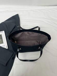 1 pièce Nouveau sac à main en daim grande capacité pour femmes, fermeture éclair, poignées doubles avec nœud papillon en métal. Couleur noire, convient aux jeunes femmes, pour le travail, les courses, les voyages, les occasions décontractées et professionnelles. Idéal pour l'utilisation quotidienne des femmes.