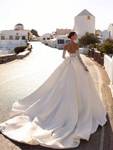 Elegant Strapless Wedding Gown With Dramatic Back Bow Accent And Chic Open Back Design – Sophisticated A-Line Ivory Bridal Dress Featuring A Gracefully Flowing Floor-Length Silhouette And Timeless Chapel Train For A Captivating, Dreamy Look. Perfect For Wedding Ceremonies, Holiday Celebrations Including Christmas Galas And Halloween Parties, Prom Evenings, Birthday Festivities, Anniversary Dinners, Formal Events, Evening Soirées, Bridal Showers, Vacation Getaways, Cocktail Receptions, Graduation Balls, Homecoming Dances, And As A Stunning Choice For Bridesmaids Or Distinguished Wedding Guests At Any Special Occasion. - 白色 - 查看 2