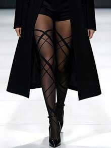 大码女士优雅不对称菱形图案连裤袜，黑色，高弹力，适合所有季节。这款大码透明连裤袜百搭，可与各种服装搭配，展现青春活力、性感和时尚感。 - 黑色 - 查看 3
