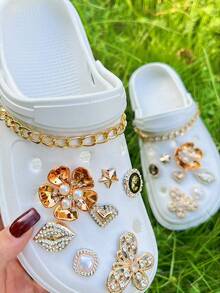 Conjunto de 16 peças de acessórios para sapatos de jardim "faça você mesmo" - Corrente dourada, strass, flor de camélia, presilhas removíveis em formato de borboleta 3D, ideais para sapatos de praia, sapatos vazados, todas as estações, presentes perfeitos para as festas de fim de ano. - Ouro - Ver 3