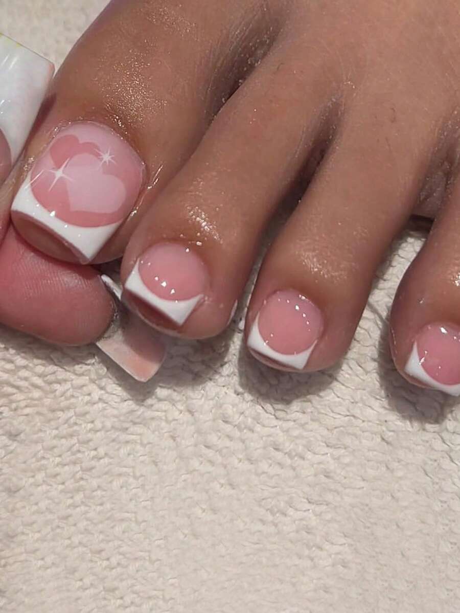 24片法式方形白边心形图案假脚趾甲，1个指甲锉，1套指甲贴纸，适合作为礼物送给女孩、母亲、女性，批发美甲用品，适合圣诞节、万圣节、感恩节、母亲节、情人节。