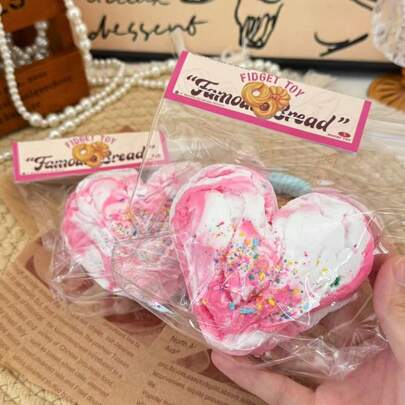 1个可爱甜点造型的慢回弹玩具，质地柔软有嚼劲，类似果冻，搭配细腻的糯米，触感极佳，趣味十足，是理想的桌面伴侣和减压神器，也可作为优雅的装饰品。生日、节日和情人节的完美礼物。