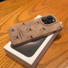 1个卡其色绒面革蝴蝶结波点英文图案极简复古手机壳，兼容 16/15/14/13/12/11系列 - 卡其色 - 查看 4