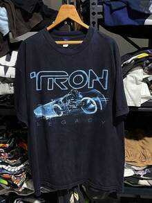Vintage Graphic T-Shirt For Men From The Movie Tron Legacy - Retro Design From The 1980s In Neon Green And Blue, Casual Short-Sleeve Round-Neck T-Shirt With Iconic Luminous Bicycle And Tron Logo, All-Season Fit For Themed Events And Casual Wear, Geometric Pattern, Regular Fit - màu đen - Xem 2