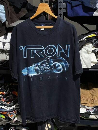 Camiseta Gráfica Vintage para Hombre de la Película Tron Legacy - Diseño Retro de la Década de 1980 en Verde Neón y Azul, Camiseta Casual de Manga Corta con Cuello Redondo con Icónico Bicicleta Luminosa y Logo de Tron, Ajuste para Todas las Estaciones para Eventos Temáticos y Ropa Casual, Patrón Geométrico, Corte Regular