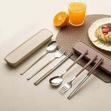 3件套不锈钢餐具，奶油色便携式餐具收纳盒，适合学生和上班族使用，包括勺子、叉子和筷子。