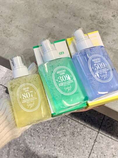 1瓶100毫升香氛喷雾，持久留香，蕴含天然清新魅力精华，香味持久。适用于各种场合。可去除异味，提升香气。是度假旅行的必备佳品。作为一款高品质产品，也是馈赠亲友的绝佳选择。